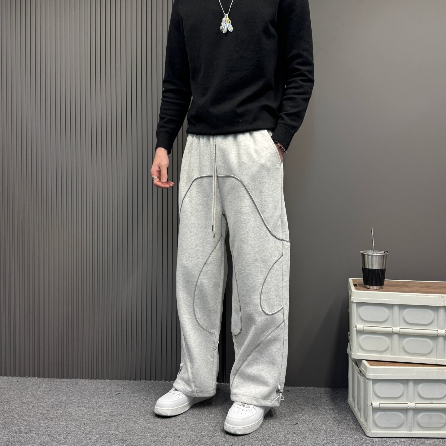 2026美式潮牌设计感反光条拼接阔腿直筒裤垂感休闲男宽松运动卫裤