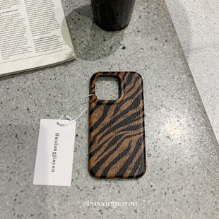 不想加油ins小众棕色斑马纹手机壳适用苹果17ProMax高级感16pro手机壳iPhone13/14全包边防摔保护套15