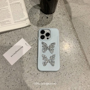 不想加油ins小众奶蓝皮纹闪钻蝴蝶手机壳适用苹果17ProMax高级感16pro手机壳iPhone13/14全包边防摔保护套15