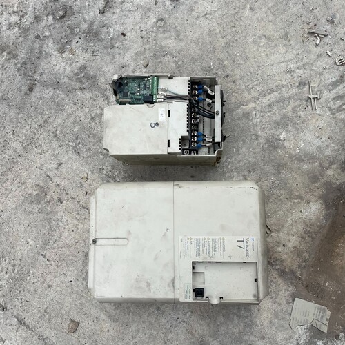 安川变频器15KW 一台 5.5KW 一台 共2台外壳破损 ~议价