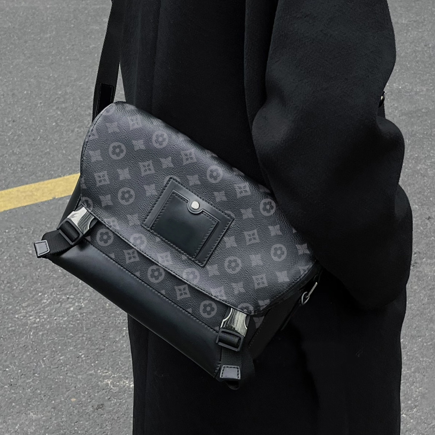 男士包包2024新款高级感潮牌时尚大容量单肩斜挎包真皮男包邮差包