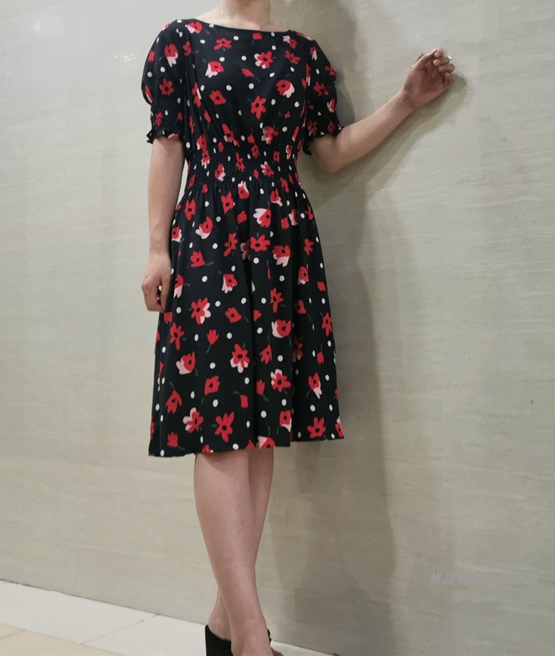 女士纯元KS黑底红花泡泡袖橡筋腰打揽印花气质遮肉显瘦连衣裙