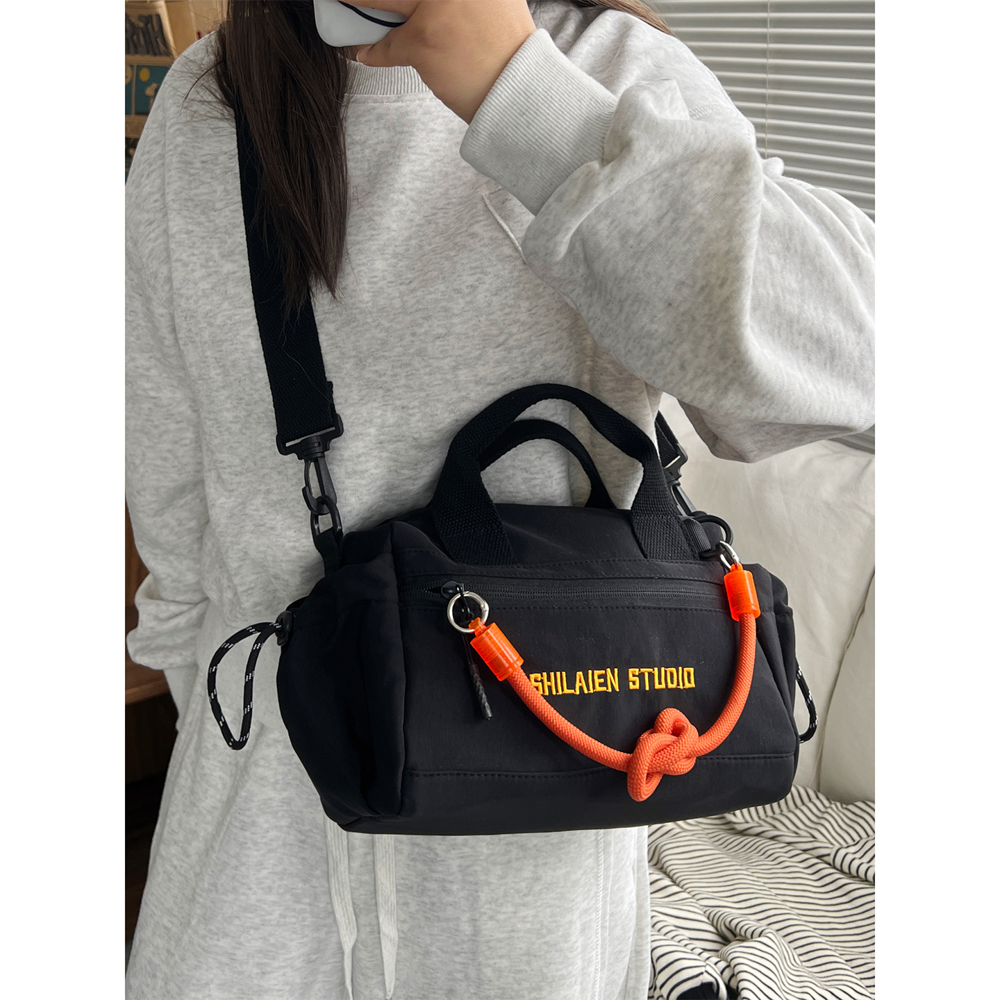 时尚潮牌单肩斜挎包男女同款百搭小众设计感轻便多功能通勤帆布包