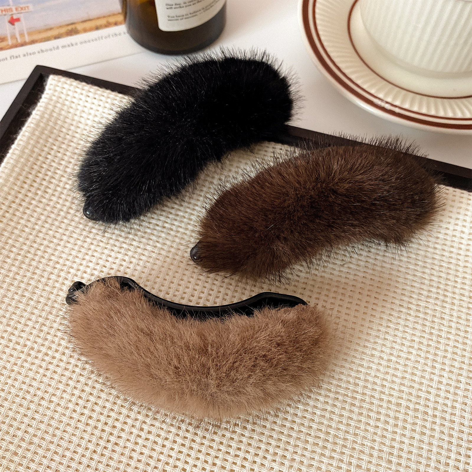 秋冬毛绒香蕉夹后脑勺盘发扭扭夹发卡夹子高级感毛毛一字夹头饰女