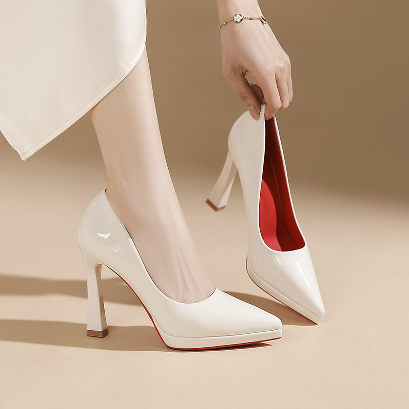 米白色红底高跟鞋女2026新款漆皮防水台气质性感细跟职业尖头单鞋