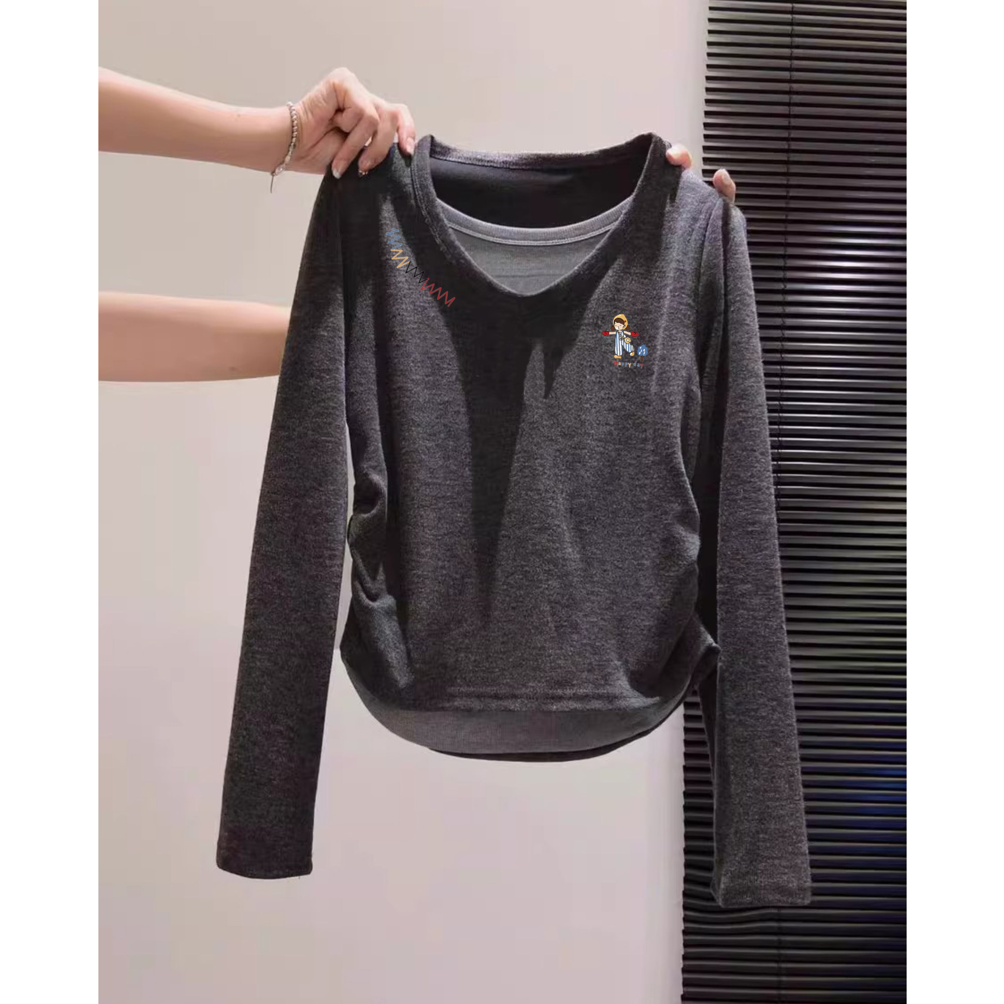 很适合小个子姐妹~撞色拼接V领长袖T恤女秋冬设计感收腰显瘦上衣