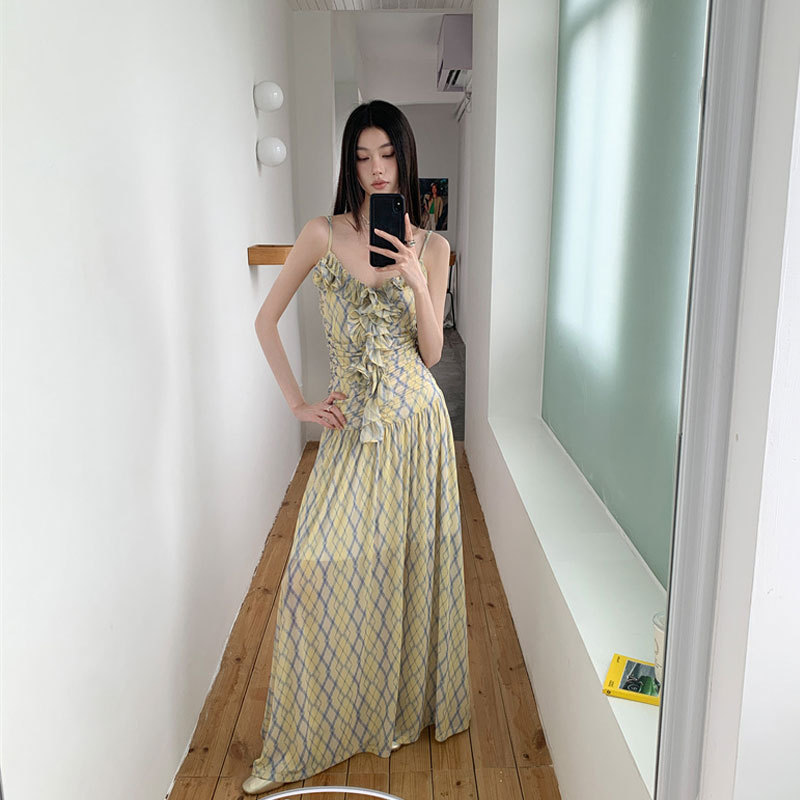 格纹连衣裙女设计感小众木耳边修连衣裙