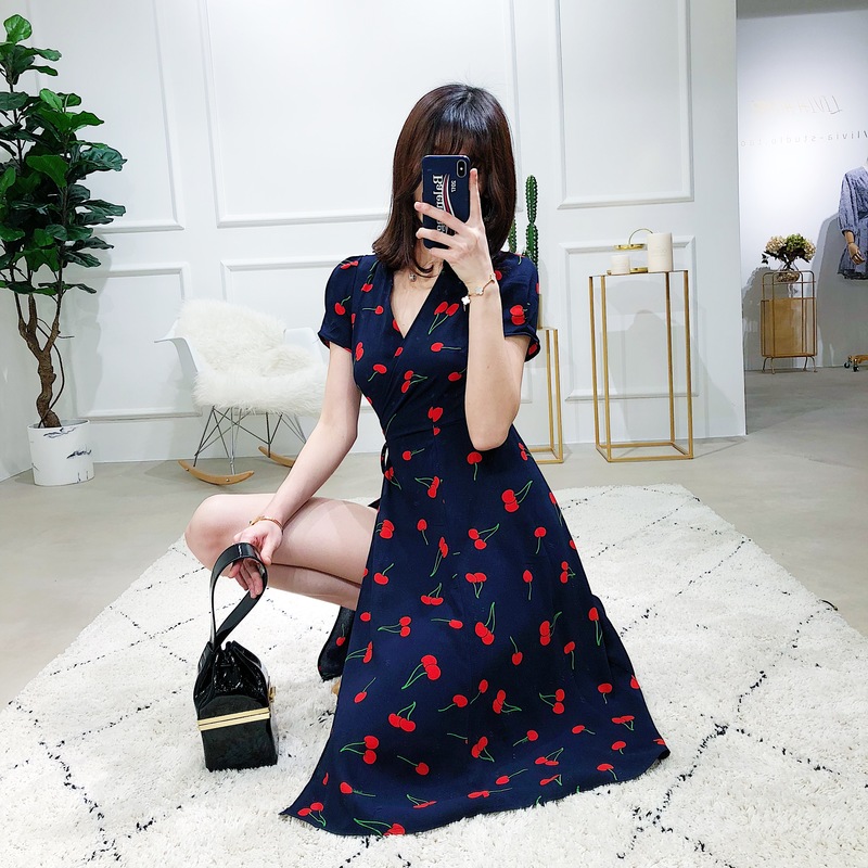 LIVIA 春夏優雅度假風櫻桃印花V領系帶高腰修身一片式雪紡連衣裙