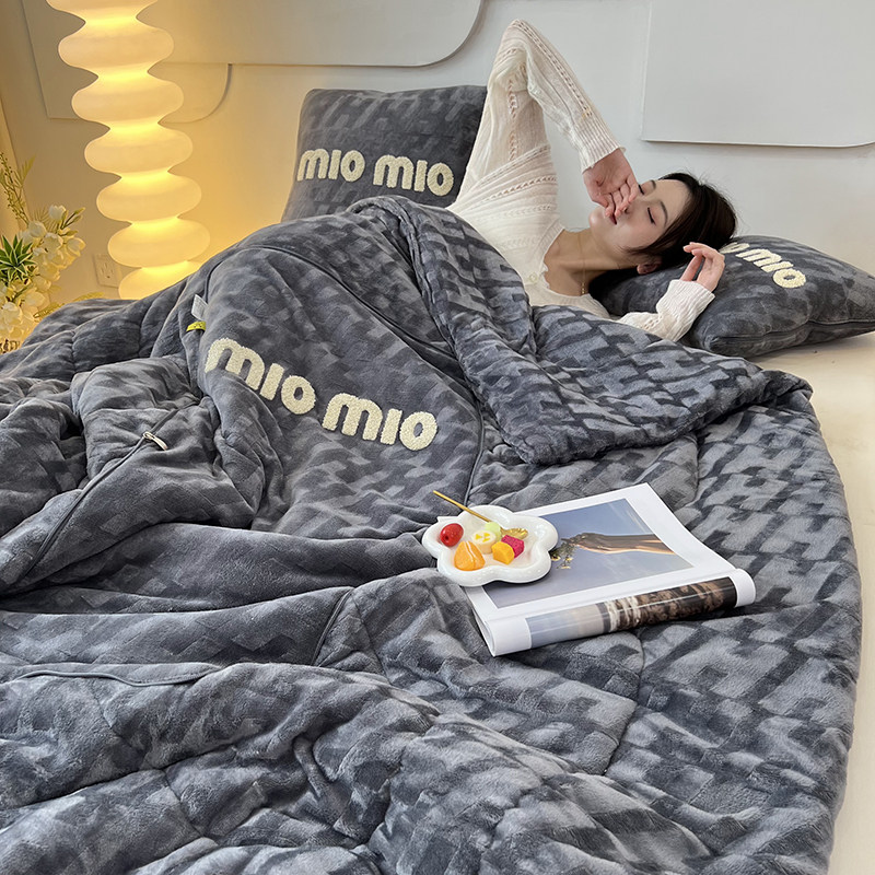 高级感冬季加厚牛奶绒抱枕被子两用二合一车载靠枕办公室午睡毯子