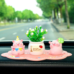 猪囡囡汽车摆件可爱猪猪卡通公仔车内饰品车内装 饰车品中控台摆饰