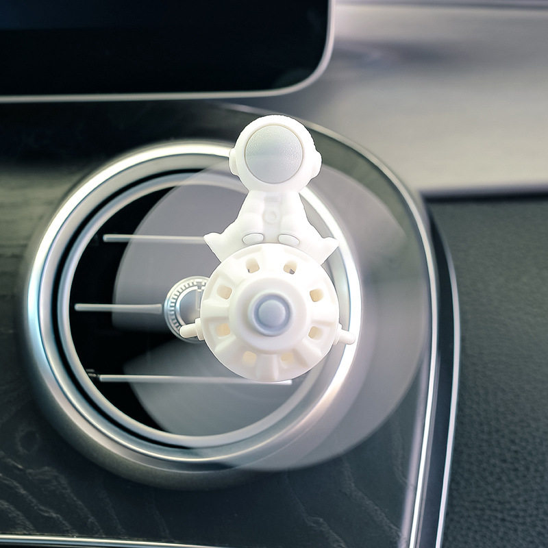 卡通宇航员车载香薰汽车出风口装饰香膏香片创意摆件夹造型公仔