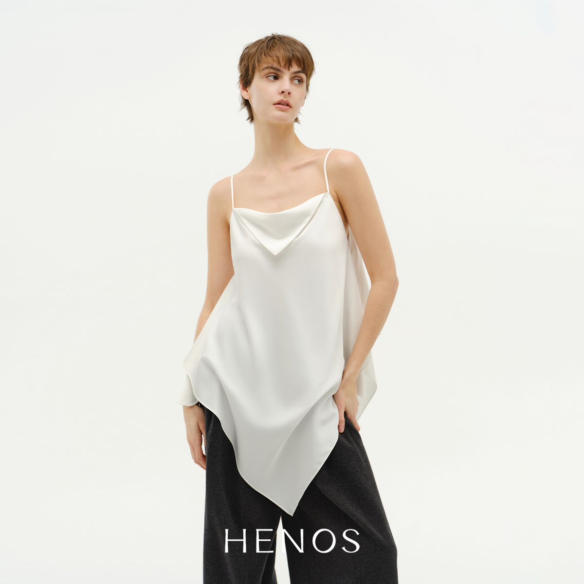 现货 HENOS26春夏新款极简休闲风三角领巾领口飘逸吊带不规则上衣