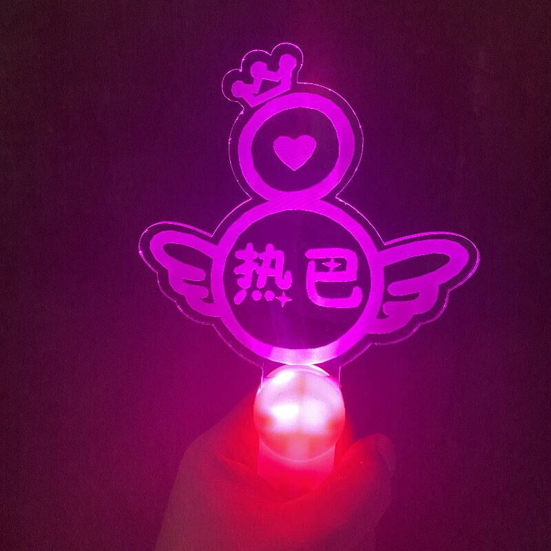 迪丽热巴演唱会应援手举灯牌