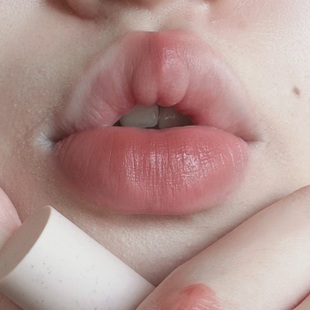 逛菜市场时候调 花洛莉亚奶糕唇霜裸色系苹果皮素颜口红 色吧