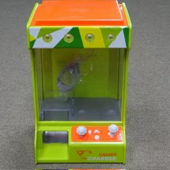 儿童迷你抓娃娃机夹公仔机小型家用投币玩具扭蛋机糖果网红游戏机