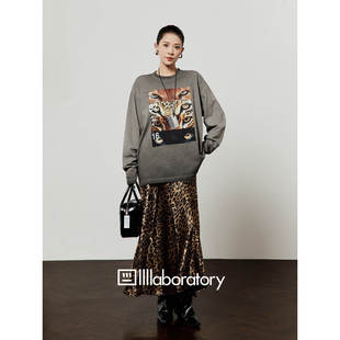 「周里物出品」灰色T恤女2026春季新款野性注视印花圆领宽松长袖