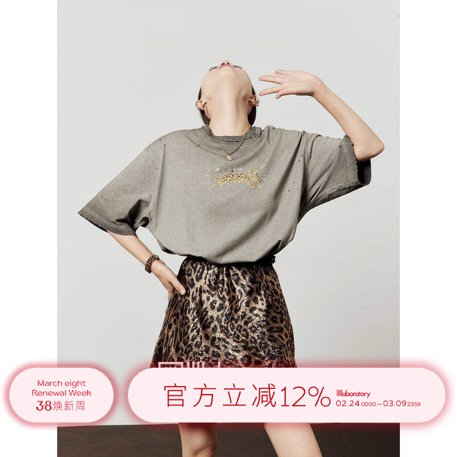 「周里物出品」灰色T恤女2025夏新款破洞宽松做旧设计感短袖上衣