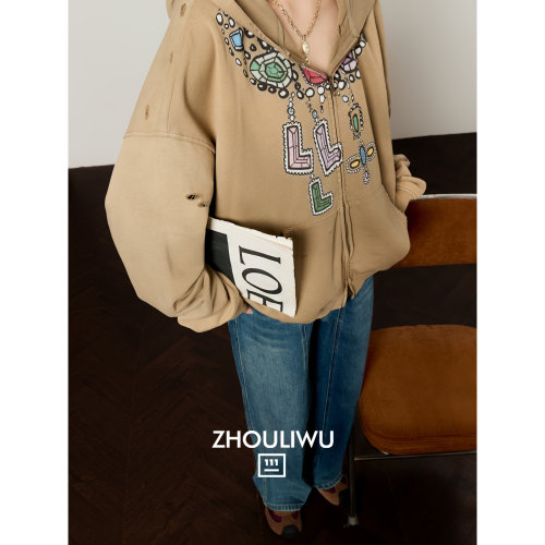 驼色彩宝项链印花连帽卫衣外套女