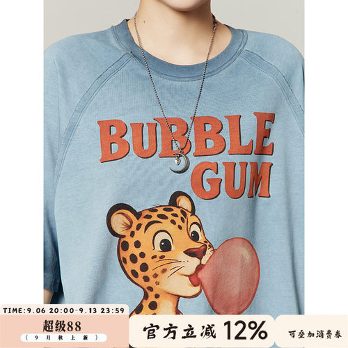 周里物灰蓝豹牌口香糖印花T恤女