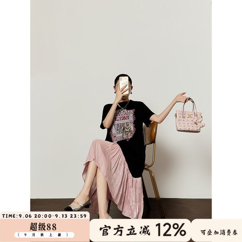 周里物黑粉拼色红纹猫印花T恤裙