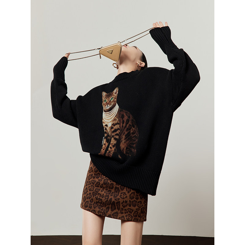 周里物出品「绿眼珍珠猫」黑色毛衣女2026春季新款休闲风针织上衣