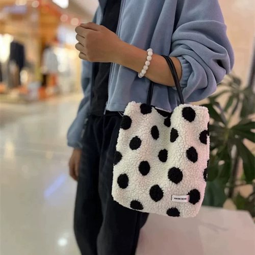 2025新款小众超火波点毛绒水桶包包女式百搭通勤腋下包休闲手提包
