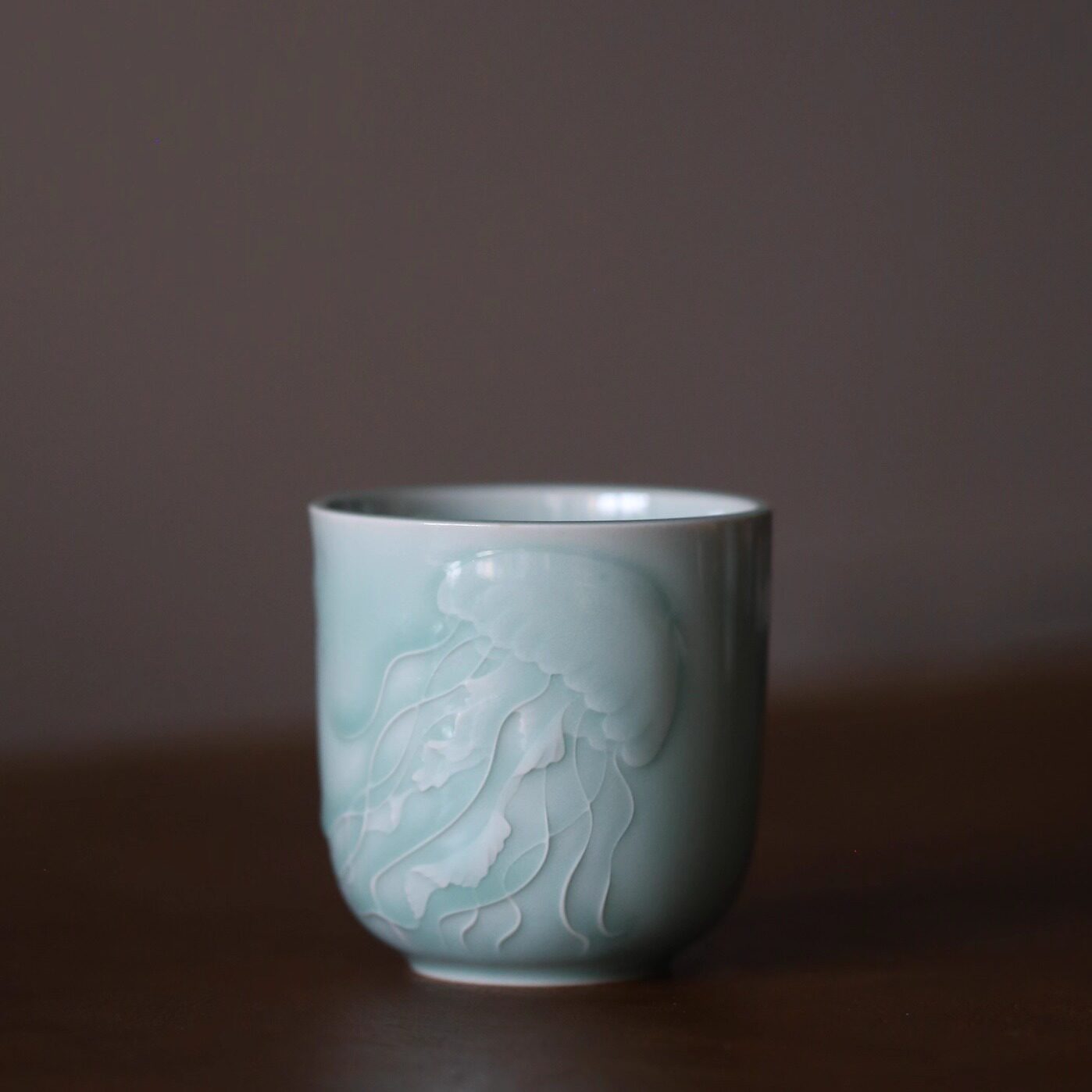 龙泉窑学院风青瓷茶杯浮雕水母造型淡蓝色单个装礼盒茶具240毫升