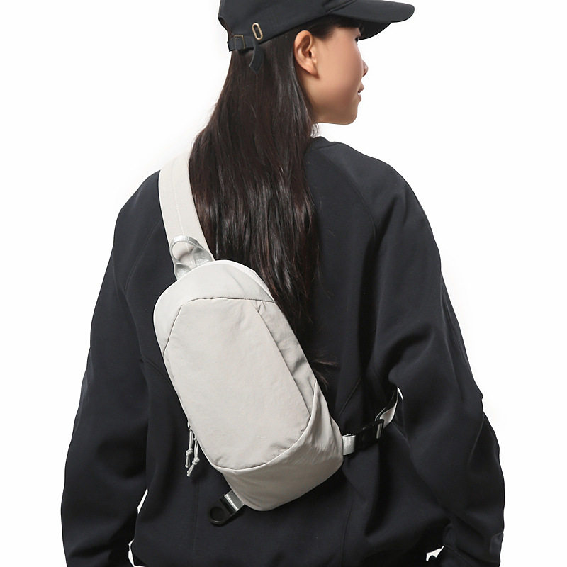 户外便携小挎包女生轻便外出斜挎包运动登山包男胸包休闲单肩背包