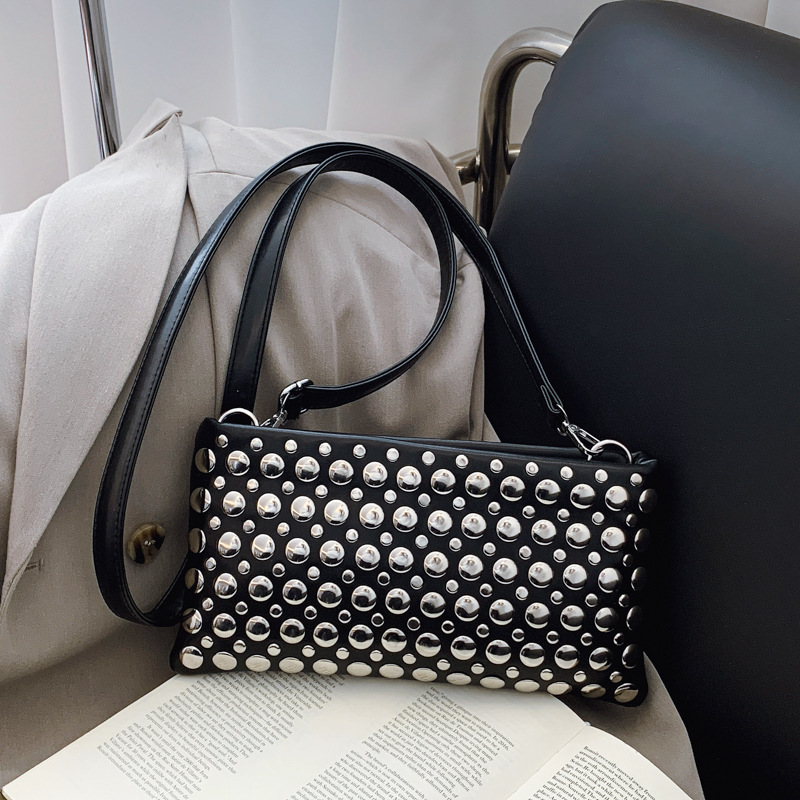 欧美时尚手提女包2025约姿新款休闲斜挎包个性潮酷圆点铆钉腋下包