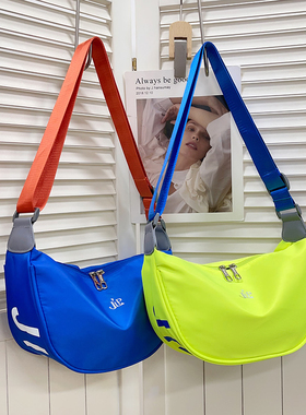 韩版儿童包包斜跨出游背包小男孩单肩布包轻便宝宝洋气字母潮包