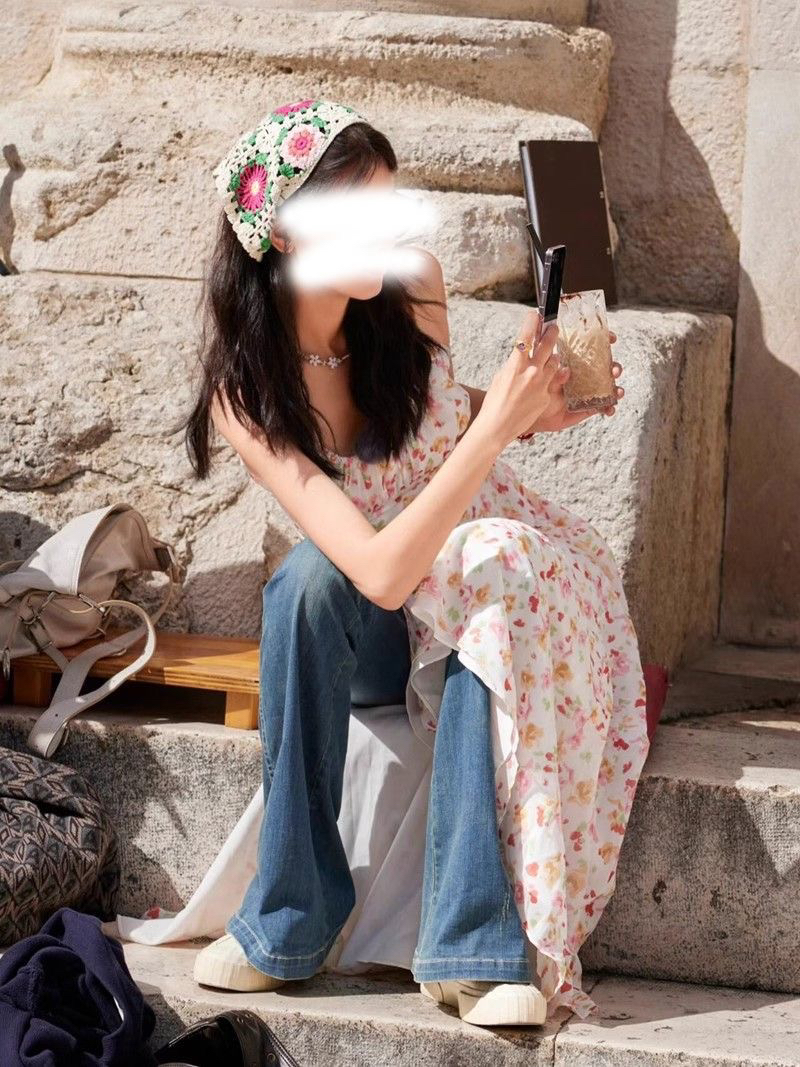 明星同款夏季新款2024碎花吊带连衣裙设计感小众不规则收腰长裙子