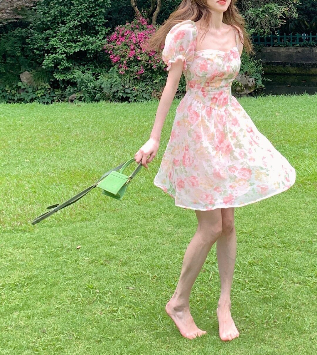 小野智恩粉色碎花连衣裙女夏锁骨收腰显氛围感泡泡袖油画初恋短裙