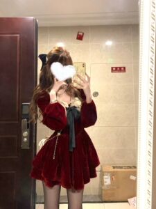 新年红色丝绒方领连衣裙女冬季圣诞氛围感蓬蓬a字方领生日礼裙子