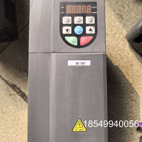 议价日业变频器，型号CM800S-4T7R5B，7.5KW，38