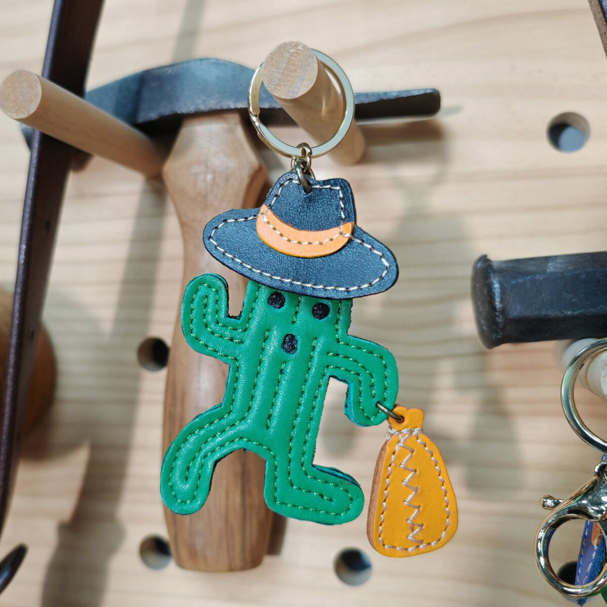 手工牛皮搞怪挂件真皮钥匙扣 仙人掌怪异造型包包挂件情侣萌物
