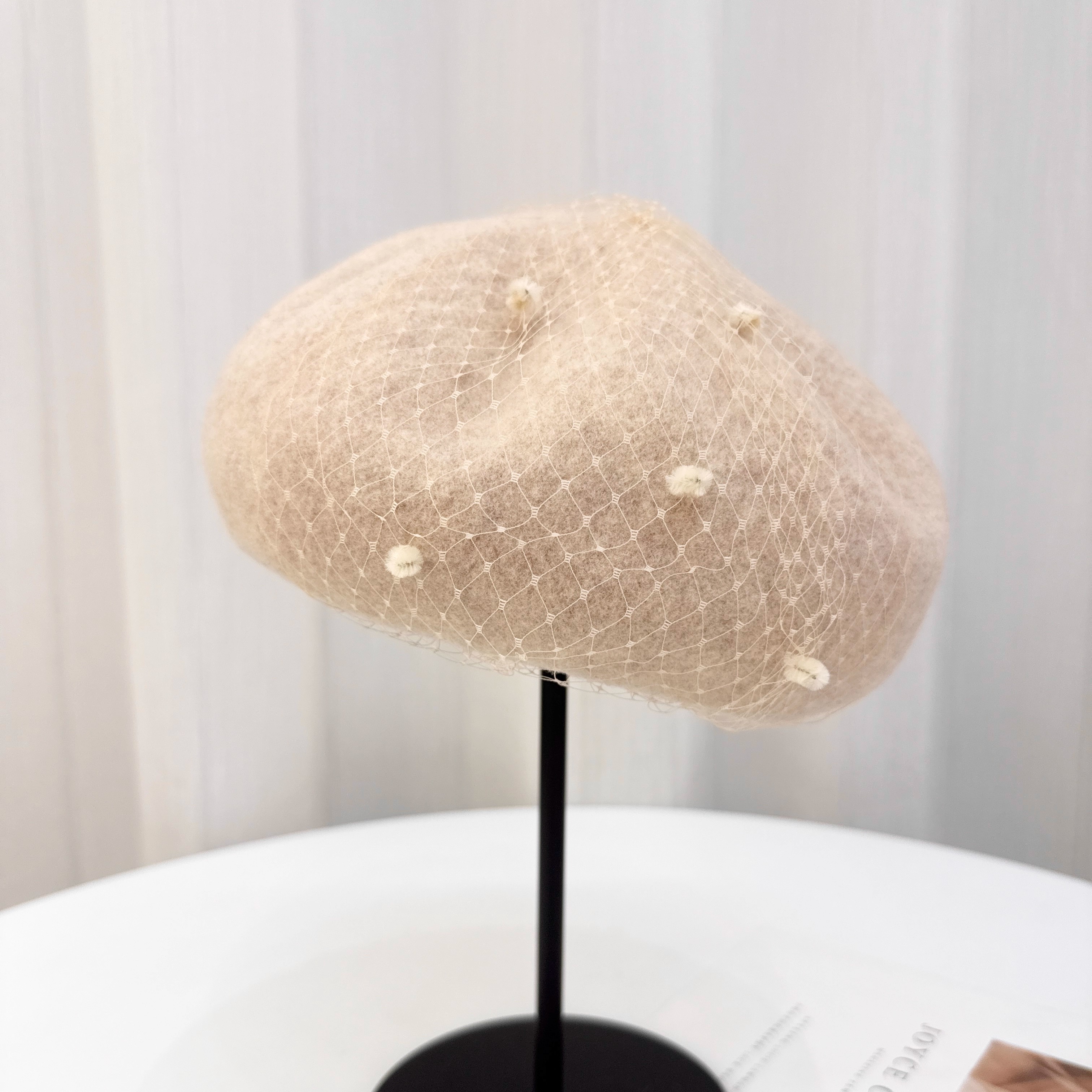 轻奢高级网纱贝雷帽女赫本风蓓蕾帽时尚秋冬绵羊毛保暖甜美帽子