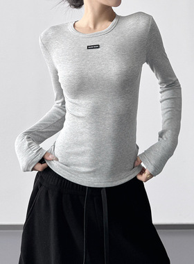 正肩灰色圆领长t恤女2029秋冬季新款简约修身独特显瘦内搭打底衫