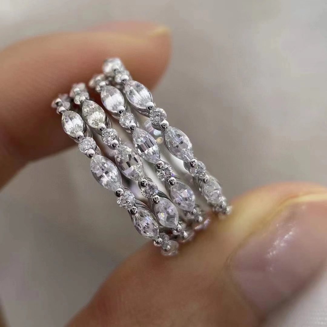 轻奢珠宝18K白金女镶南非高品质钻石0.5克拉天然白蓝宝石戒指排戒