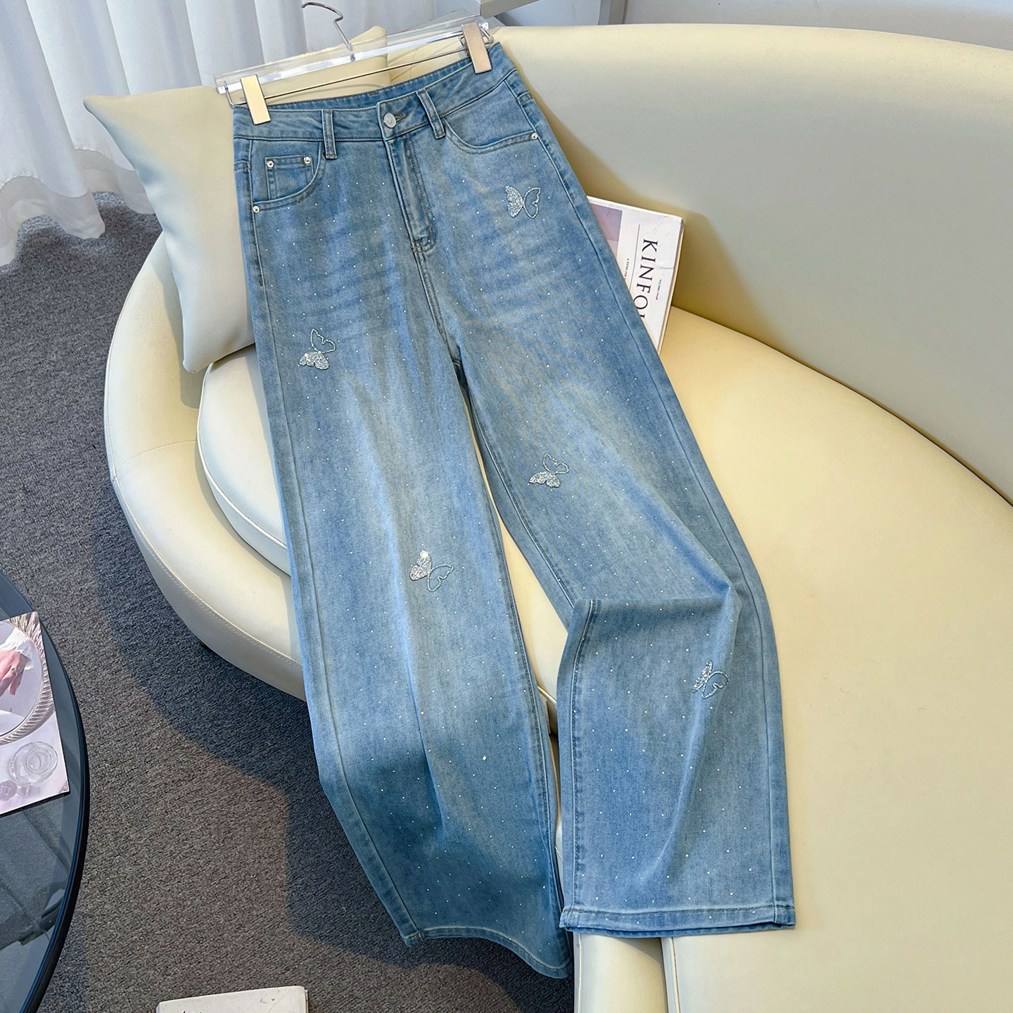 浅蓝色烫钻窄版直筒牛仔裤女2025新款秋季复古高腰显瘦宽松阔腿裤