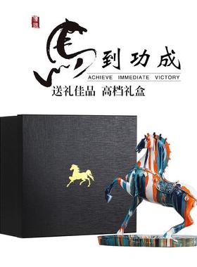 新款陶瓷工艺品客厅电视柜有钱办公室桌面摆件马上装饰品乔迁礼品