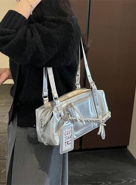 亮面机车风迷你法棍包金属铆钉挂饰多色潮酷单肩手提腋下小包
