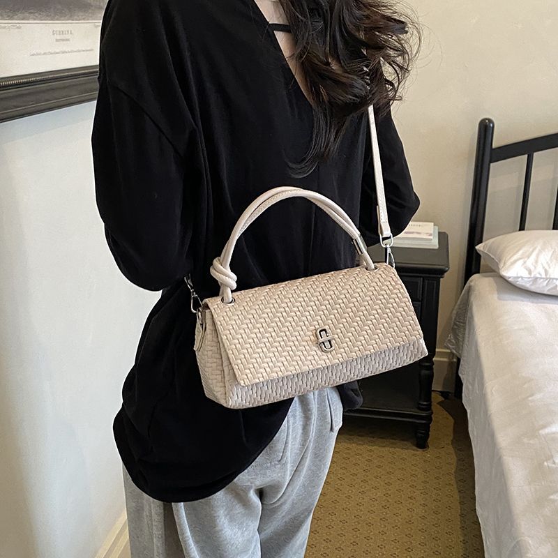 精致编织纹手提法棍包锁扣装饰可斜挎小众气质女士迷你通勤小包