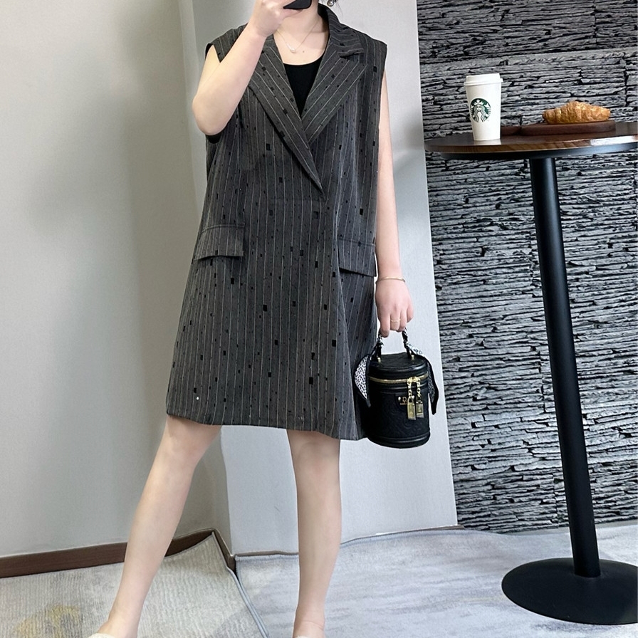 港风小众设计感破洞烫钻西装裙女2025年秋新款宽松中长款条纹马甲