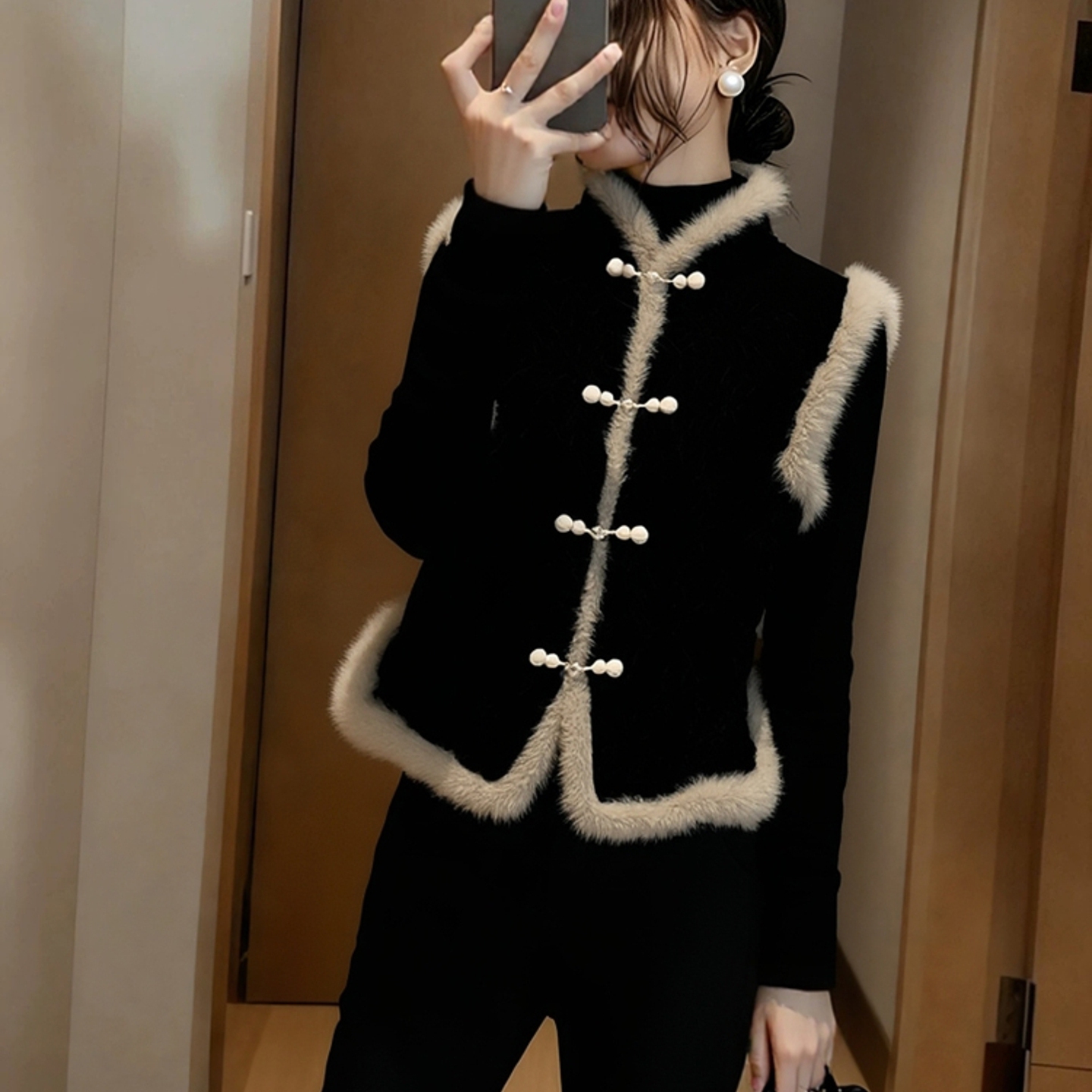 外贸撤回黑色毛绒马甲女款秋冬时髦洋气叠穿高端巨好看新中式外套