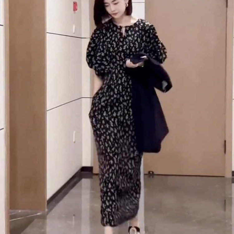 专柜撤回轻奢初恋裙子女夏季2025新款黑色碎花超长连衣裙女到脚踝