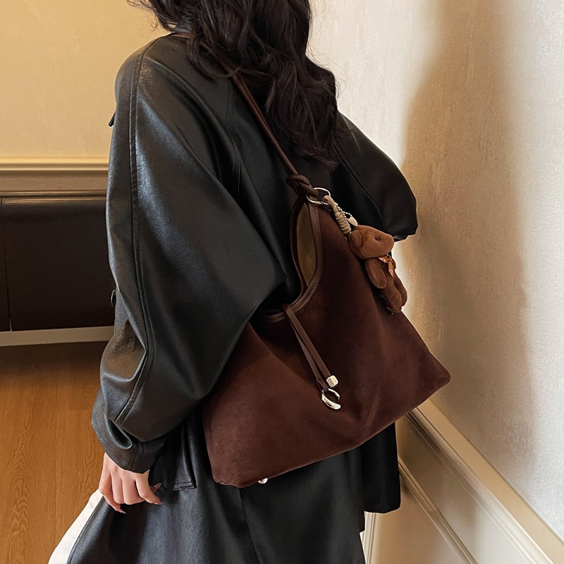 休闲大容量腋下包包女2025冬季新款麂皮绒水桶包简约单肩通勤包