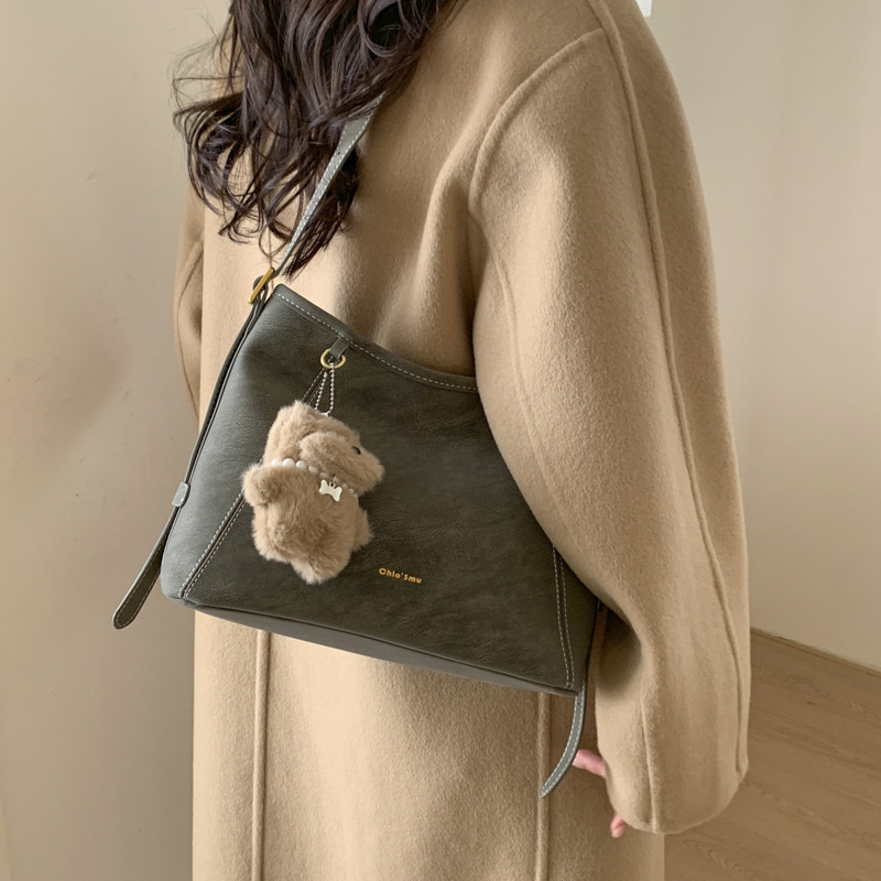 复古小众质感腋下通勤包包女2025新款简约水桶包百搭单肩斜挎包