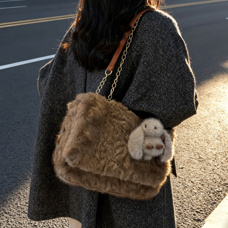 韩版冬季时尚腋下包包女2025新款链条单肩托特包时尚斜挎毛绒包