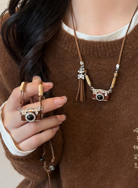 棕色相机长款吊坠项链女秋冬美拉德复古轻奢高级感毛衣链挂绳配饰