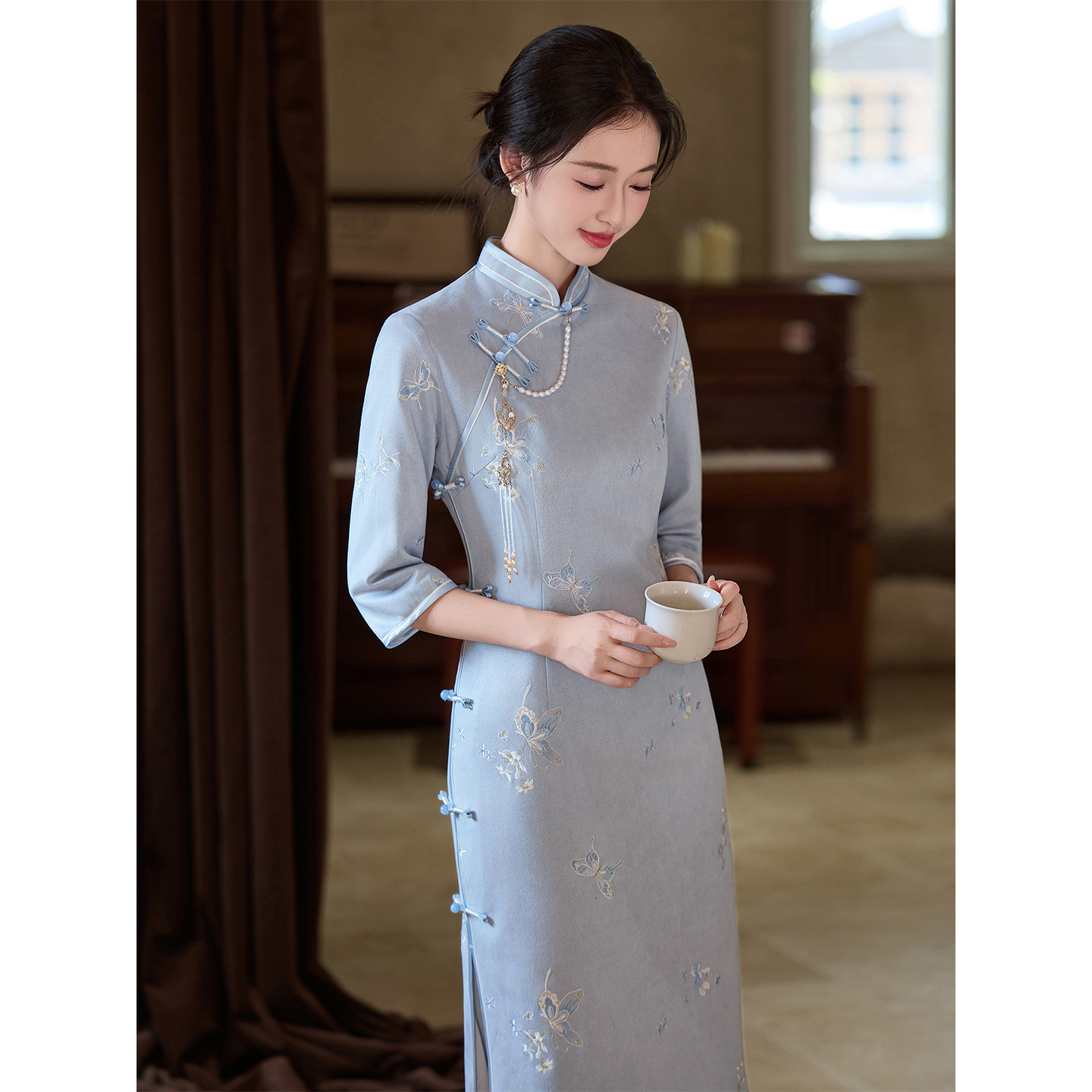 蓝色旗袍2025新款秋长袖绣花蝴蝶新中式订婚礼服女改良连衣裙长款